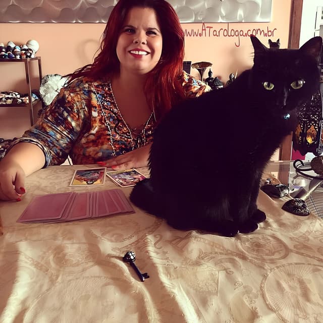 Angel Junqueira lendo Tarot ao vivo