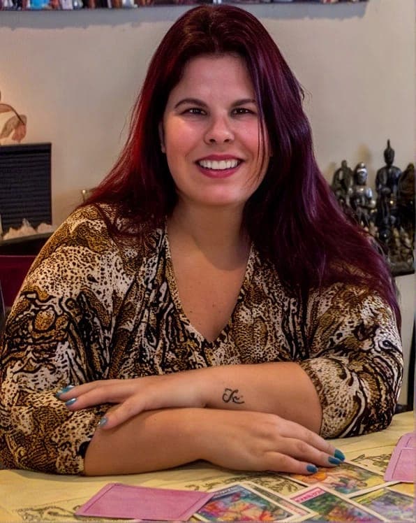 Angel Junqueira em seu consultório de Tarot